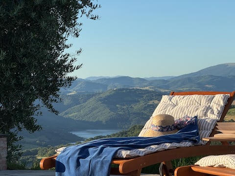 Proprietà Airbnb di successo: A huge 3x2 m bed, private terrace, adults only a Gubbio