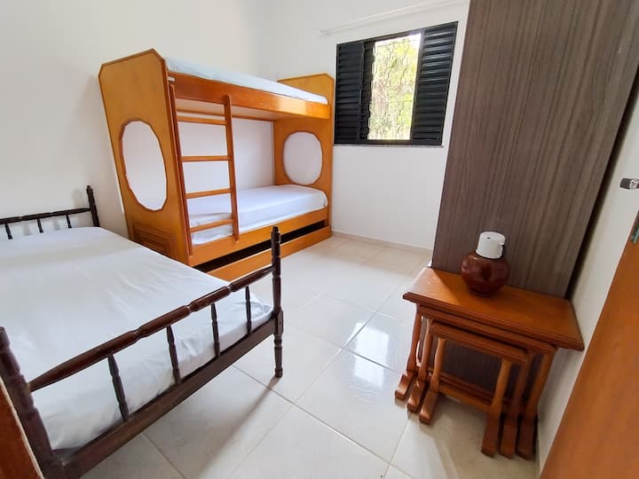 这间客房设有1张单人床和1张Triliche。 如果您需要放在地板上，有一张单独的双人床垫。 