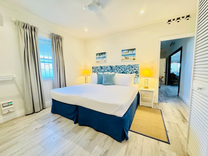 Letto matrimoniale grande con lenzuola bianche 