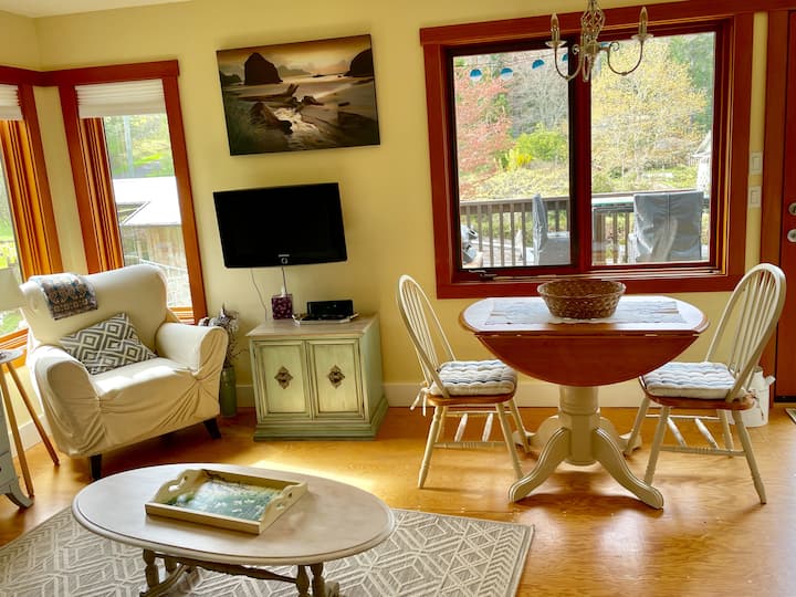 Presque Mer B&b, A Quiet Orchard Near The Sea - Salt Spring Island