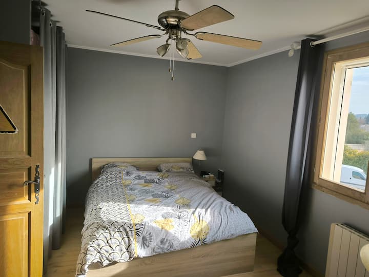 החדר ממוקם למעלה 