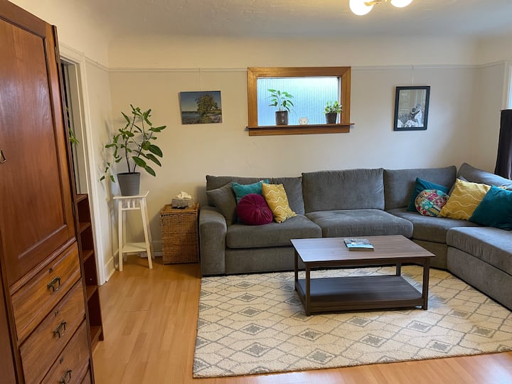 Beautiful, Bright Craftsman Unit - Shoreline, WA