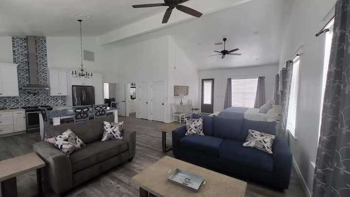 Dreamville Loft 2 (4 Guests) Open Concept - Buda, TX