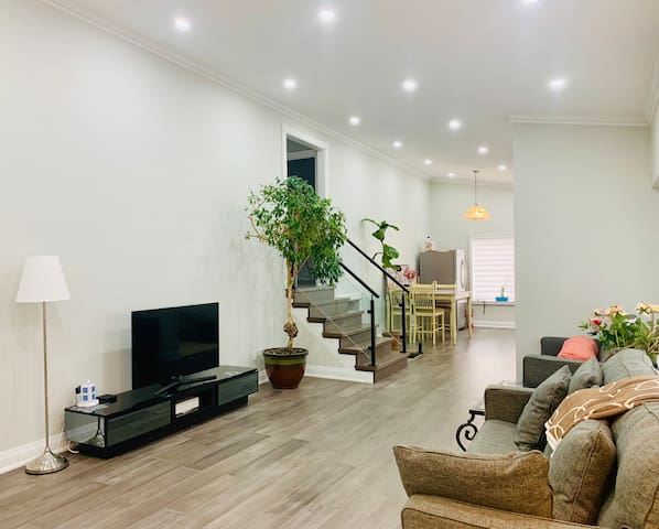 Dream House in North York/6 bedrooms/6 parkings