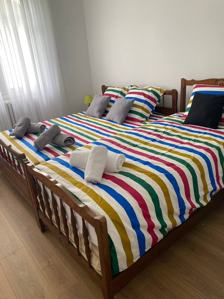 Спалня с 1 голямо легло и 1 единично легло и голям килер