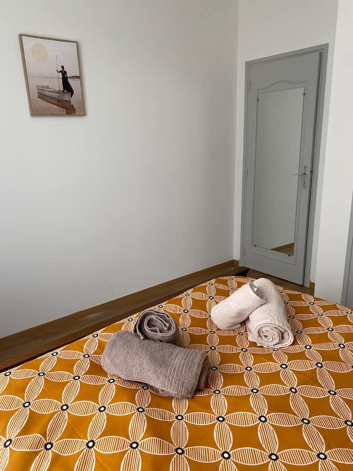 Спалня с 1 голямо легло и голям килер