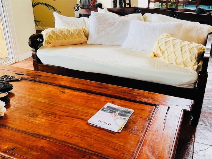 对于较大的团体，客厅兼作第8间卧室，配备极其舒适的巴厘岛式深色全尺寸沙发床，配备优质Tempur-Pedic床垫，非常适合额外的空间和安稳的睡眠。