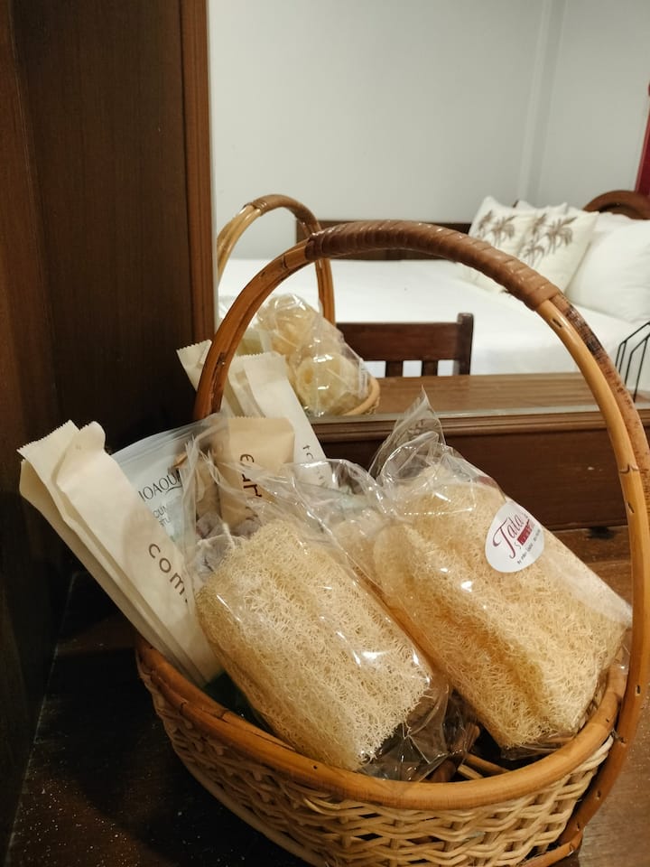 Zabudli ste zubnú kefku? holiaci strojček? odličovač?  Máme vás!  V uvítacom košíku nájdete veľa základných vecí do kúpeľne a niečo navyše. 