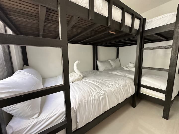 Chambre pour 8 personnes ! 4 lits doubles dans la chambre 3