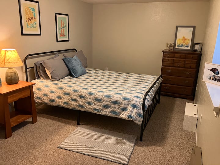 غرفة نوم بسرير كبير في الطابق السفلي.