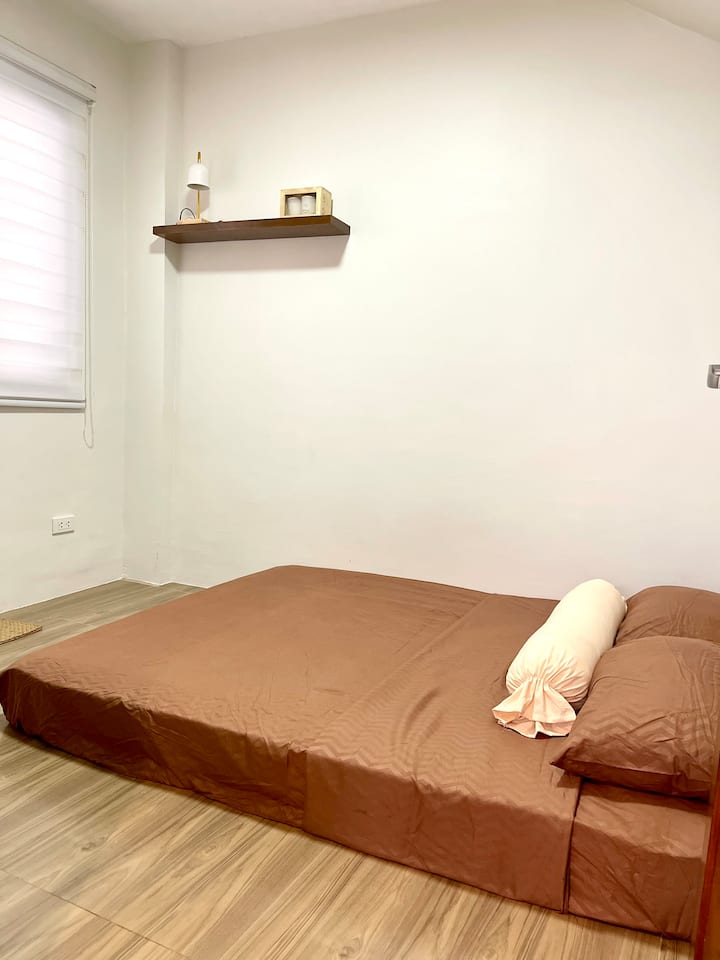 Chumba hiki cha kulala ni sehemu inayoweza kubadilika iliyokusudiwa kwa ajili ya wageni walio na mtoto mchanga au mtoto mchanga ambayo inaweza kuanguka kitandani; au wageni ambao wanahitaji kituo cha kazi, kwa hivyo tunainua godoro kwa ajili ya sehemu zaidi. 

Hakuna kiyoyozi; kuna feni 2 za kusimama 