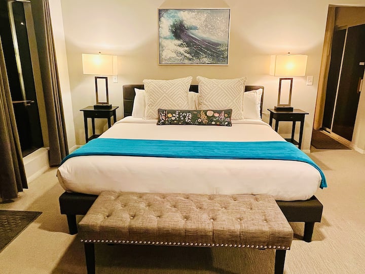 מיטת קינג סייז עם מזרן נוח ומצעים מכותנה יוקרתית ושמיכות פוך מכותנה לשינה נוחה.