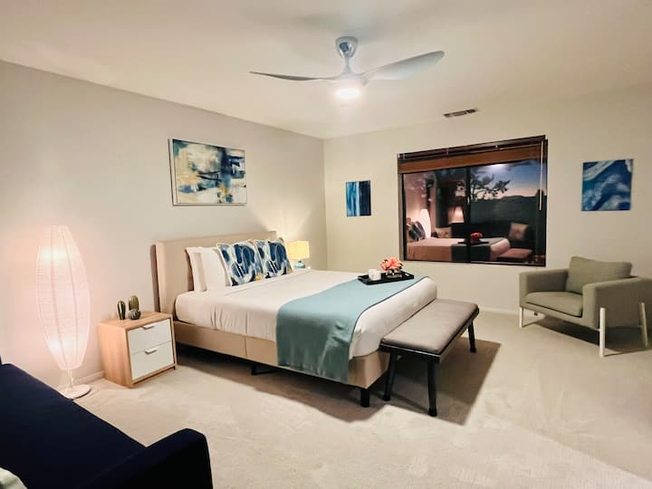 חדר שינה שני גדול עם מיטת קווין סייז וספה נפתחת נוחה מאוד. נופים מדהימים של סלע הארובה, הר הרעם מהחלון.