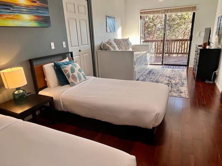 2 מיטות זוגיות ומיטת יום זוגית שניתן להפוך למיטת קינג סייז.