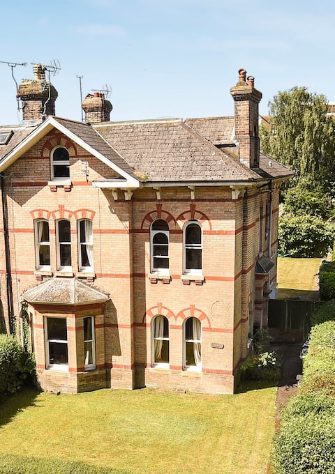 Large 2 bedroom town centre flat with free parking