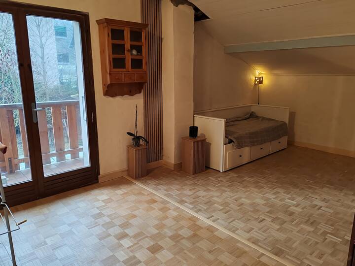 një hapësirë e hapur, pranë dy dhomave të tjera të gjumit, me një krevat "norvegjez" 80 me 200, që shndërrohet në 160 me 200 për të fjetur të rriturit.
Me një ballkon të vogël me pamje nga kopshti