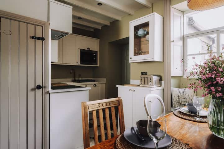 Owd Pegs Cottage-traditional Cottage In The Centre - Bowness-on-Windermere