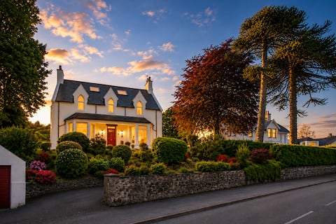 Luxury villa in Central Portree. (Sea view)