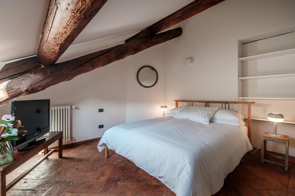 双人床，配有30厘米床垫和记忆台面，让您舒适放松地休息