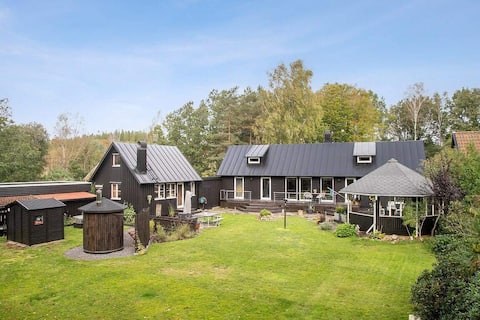2 houses & sauna with 11 beds – Close to Ullared Gekås
