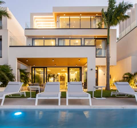 Brand NEW - Waterfront Villa - Pool