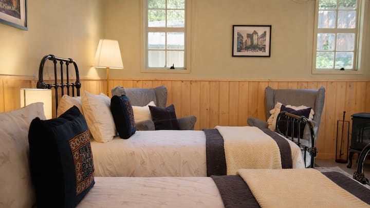 Studio bedroom with two single beds, two lounge chairs