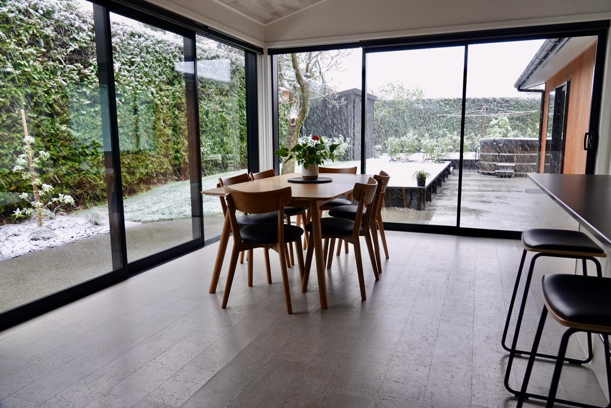 Top Airbnb: Hawea Holiday Haven (with Stoked Hot Tub) in Wānaka Outer