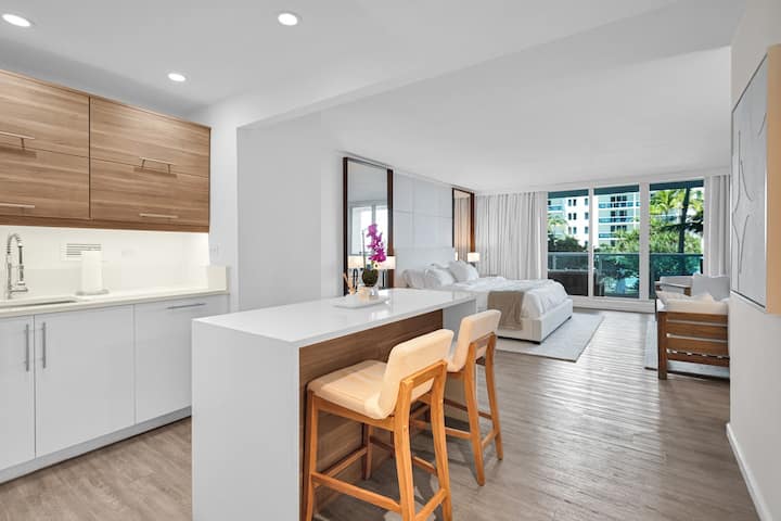 Direct Oceanfront + Balcony Suite | 5-star Resort - Miami Beach