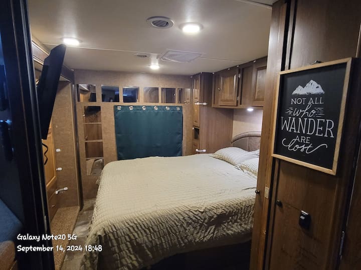 Bračni krevet (160x200) u spavaćoj sobi 