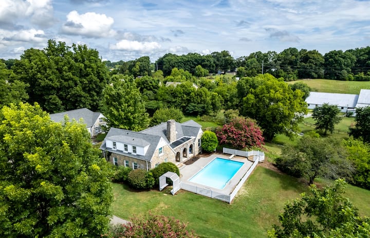 Tranquil Mountain Escape Luxurious 5-Bedroom
