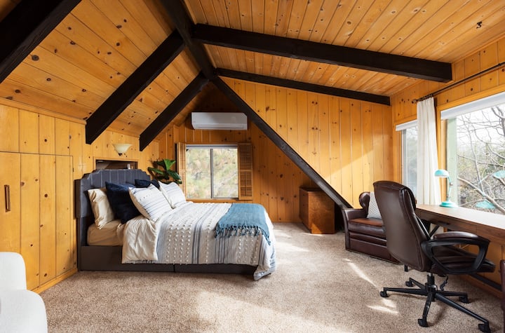 Zobuďte sa s úchvatnými výhľadmi! Táto útulná loftová spálňa vás volá. 