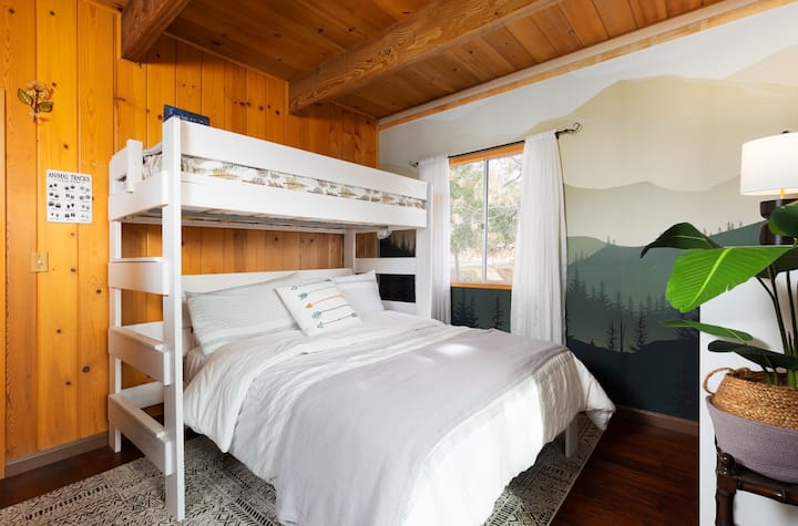 Táto útulná izba s poschodovou posteľou vás volá! Ideálne miesto na rodinné dobrodružstvo.