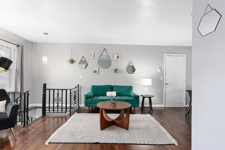 Charming Home_sleeps 11_dogs Welcome_fenced Yard - Overland Park, KS