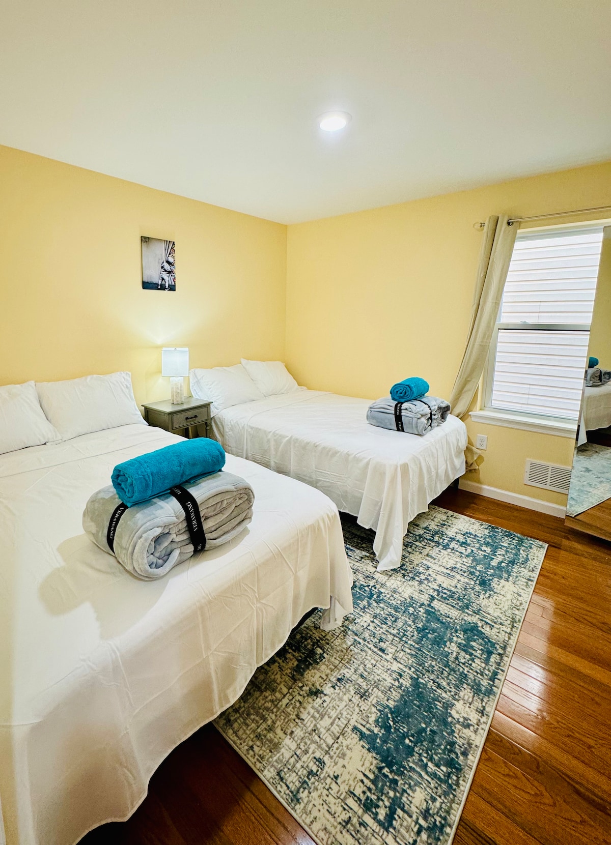 Მყუდრო საძინებლები ორი სრული საწოლითა და ბამბის თეთრეულით. 