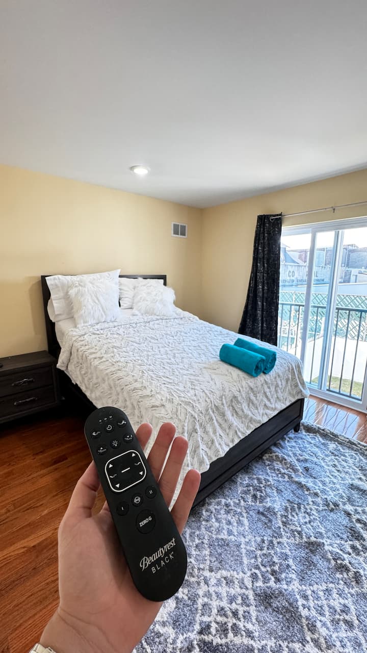 Spálňa s manželskou posteľou a uterákmi z tureckej bavlny. Užite si masáž na nastaviteľnej základni. Otestujte režim nulovej gravitácie. Užite si skvelý nočný odpočinok 