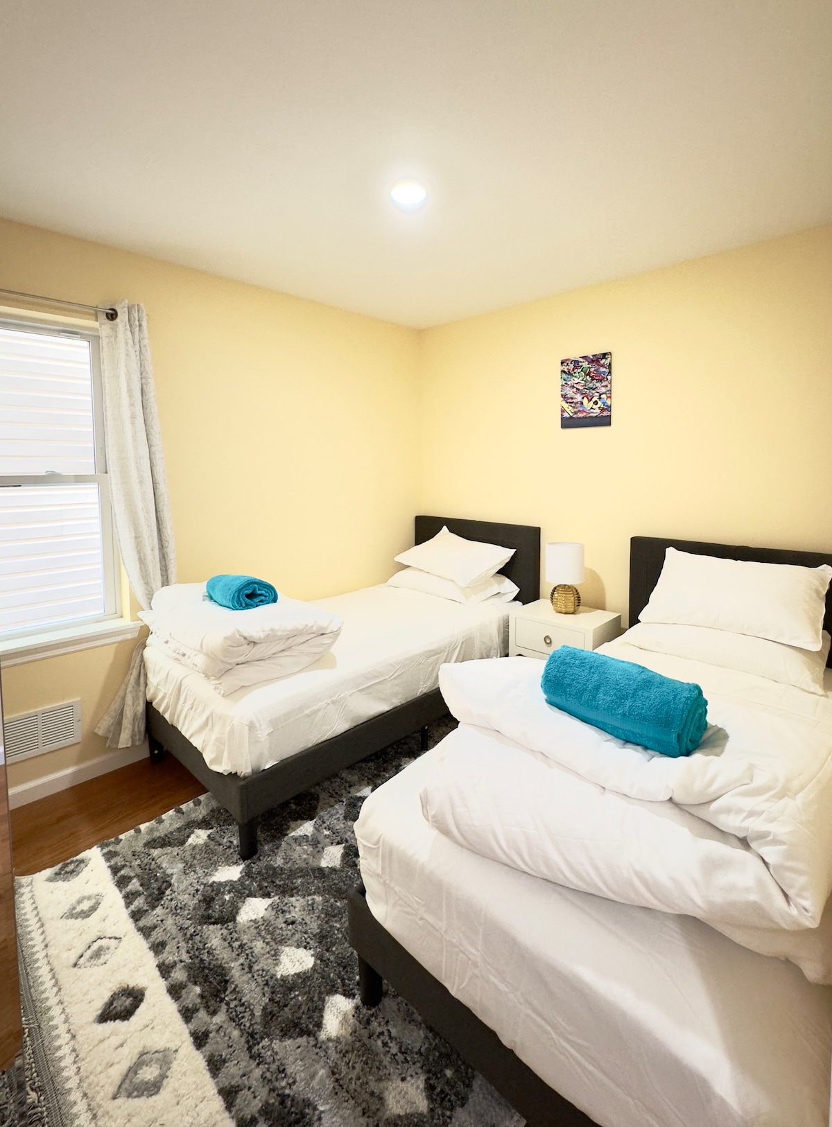 მყუდრო საძინებელი 2 ერთადგილიანი საწოლით