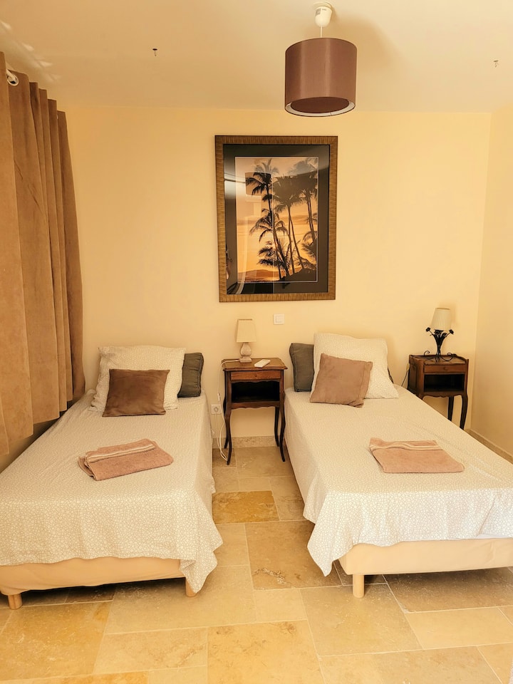 SPÁLŇA SO 4 LÔŽKAMI 
-2 jednolôžka 90 cm a 1 POSCHODOVÁ POSTEĽ
2 nočné stolíky s 1 lampou. 
1 malá mobilná lampa na poschodovej posteli. 
1 KLIMATIZÁCIA. 
1 veľký rám s palmou , 1 obraz,
1 veľká zrkadlová skriňa s poličkou a zásuvkami. 