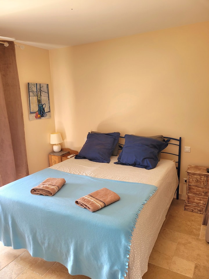 Spálňa na poschodí. Posteľ 160 x 200