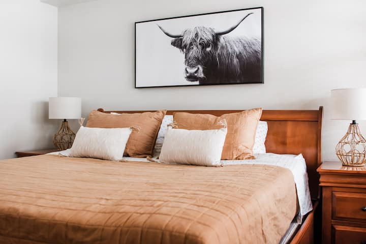  Koppla av i vårt rymliga sovrum med dubbelsäng och mjuka sängkläder! Detta rum erbjuder gott om naturligt ljus med ett stort fönster som erbjuder utsökta Mountain Views!