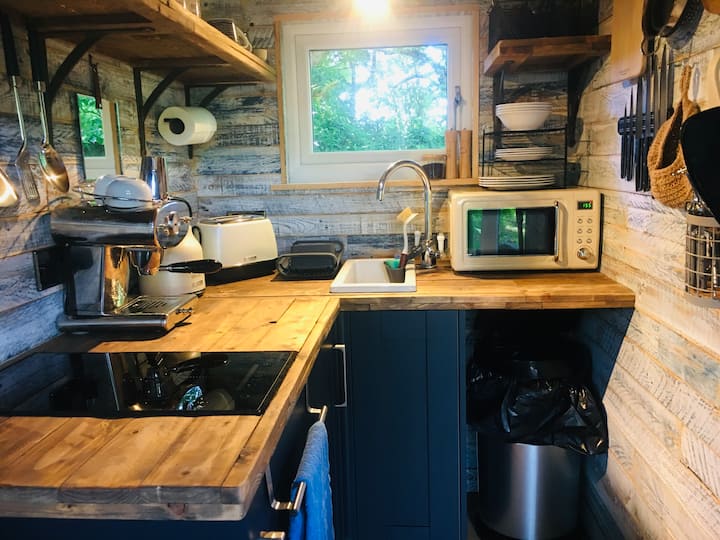 Cute,  Quirky Tiny House/ Hot Tub
Ideal For Skomer - Little Haven
