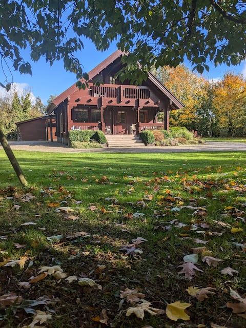 10 mins-Kilkenny. Entire Original Finnish log home