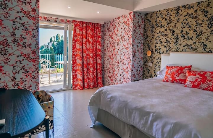 Sunčana dvokrevetna soba s pogledom na veliku terasu s pogledom na Sredozemno more i velikim walk-in ormarom