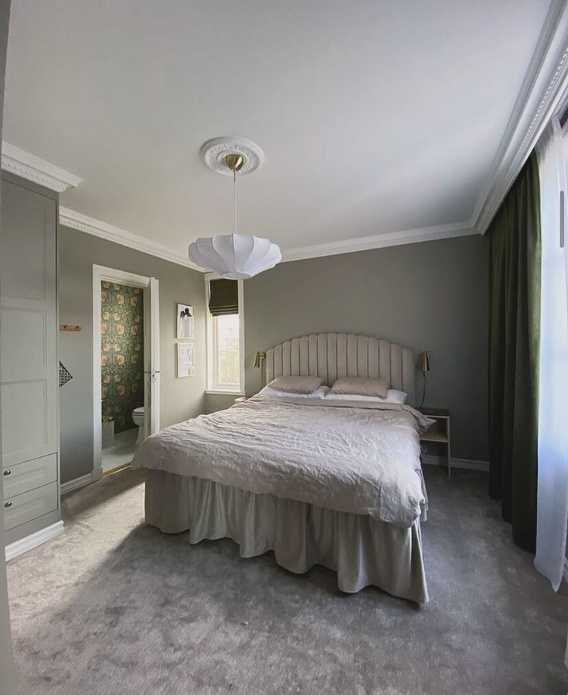 Cama doble de 180 cm y baño privado adjunto. Cortinas opacas opacas 