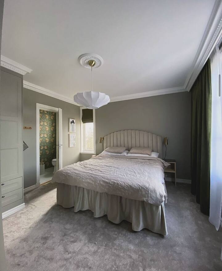 配备180厘米的双人床和私人厕所。遮光窗帘 