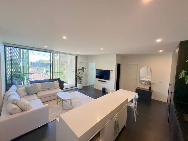 City Views: 2-Bed Luxury