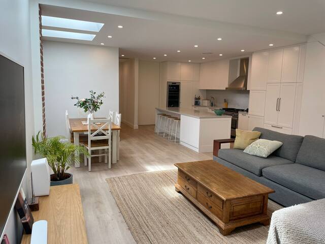 Beautifully renovated Nth Bondi Home (4BR, 2BA) gallery image 3