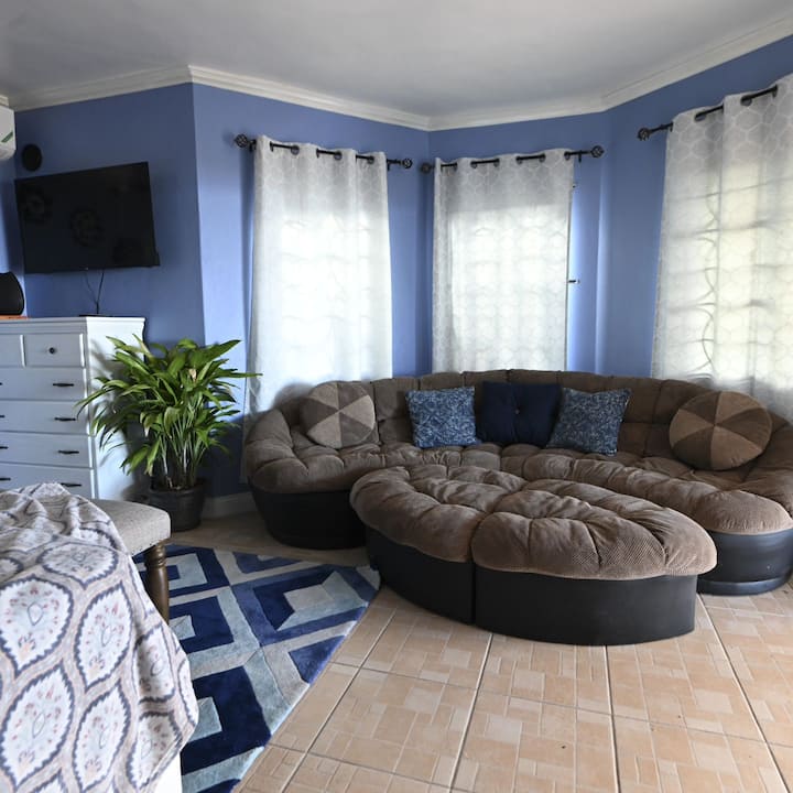 Pumzika katika chumba hiki cha kulala chenye starehe chenye ufikiaji wa moja kwa moja wa bwawa nje ya mlango wako. Furahia kahawa ya asubuhi kwenye roshani yako binafsi, kisha uondoke kwa ajili ya kuogelea kwa kuburudisha. Inafaa kwa ajili ya mapumziko, yenye matandiko yenye starehe na maisha ya nje yenye utulivu kwa urahisi