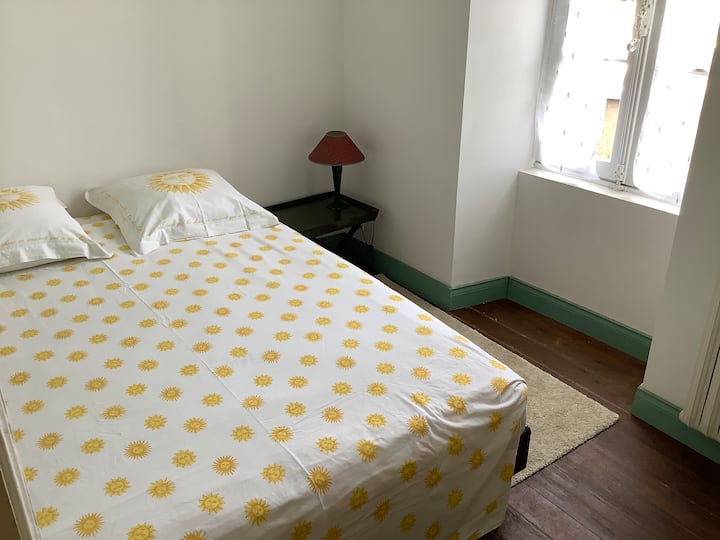 Krevat 140 cm, dritare me pamje nga kopshti, tavolinë/tryezë + karrige, dollap