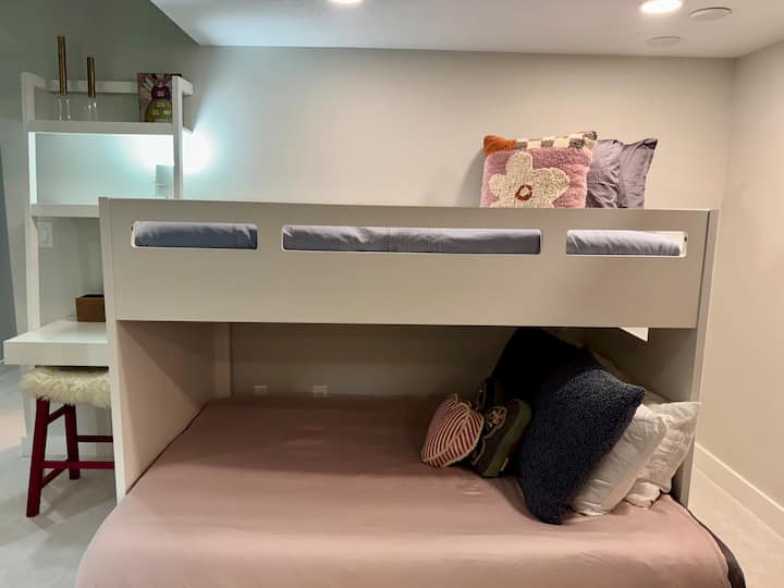 غرفة نوم في الطابق السفلي و/أو منطقة عائلية و/أو مساحة مكتبية. 

سرير مزدوج فوق سرير كامل وسرير أريكة قابل للسحب

سرير بطابقين CB2، أريكة قابلة للسحب من Crate and Barrel. 