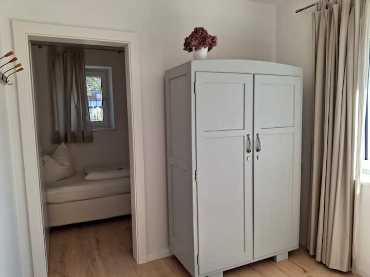 Pogled iz dvokrevetne sobe na malu sobu koja se nalazi iza nje